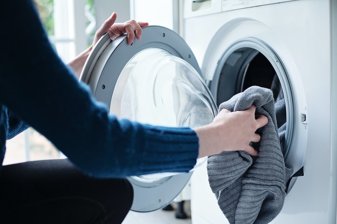 Mở cửa máy giặt khi đang hoạt động khiến máy bị hỏng