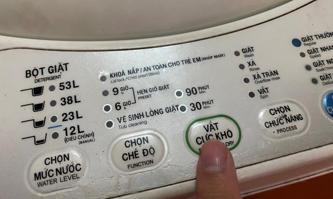 Bảng điều khiển trên một máy giặt lồng đứng.